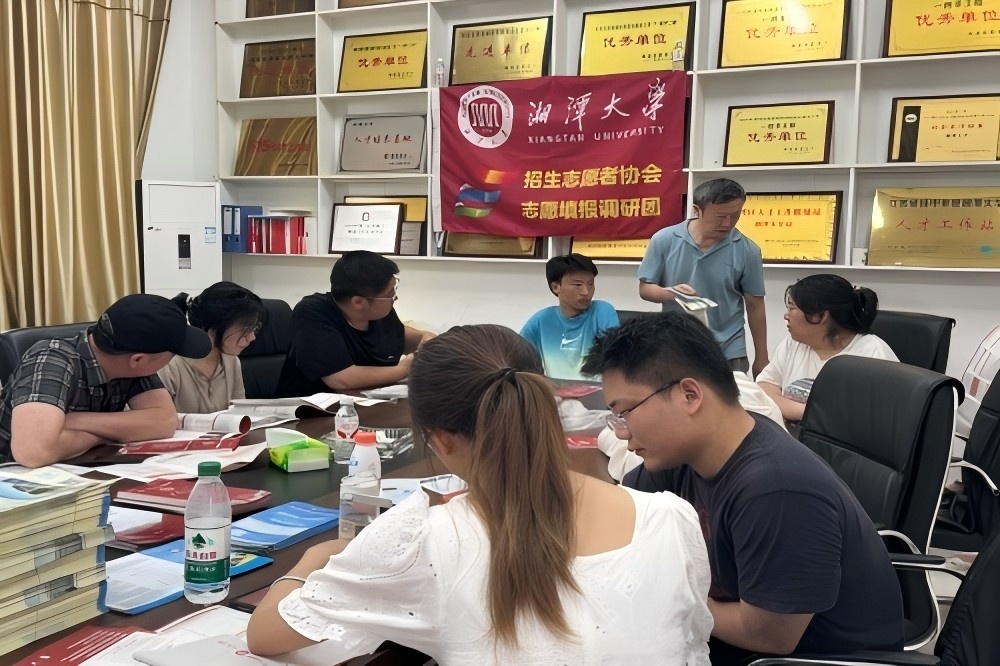 图为志愿者为家长和学生提供咨询.jpg